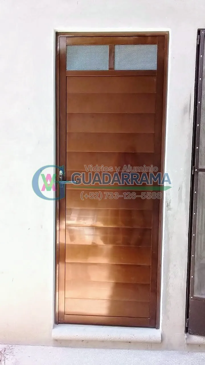 Puerta de madera abatible con acrílico en la parte superior para iluminación natural.