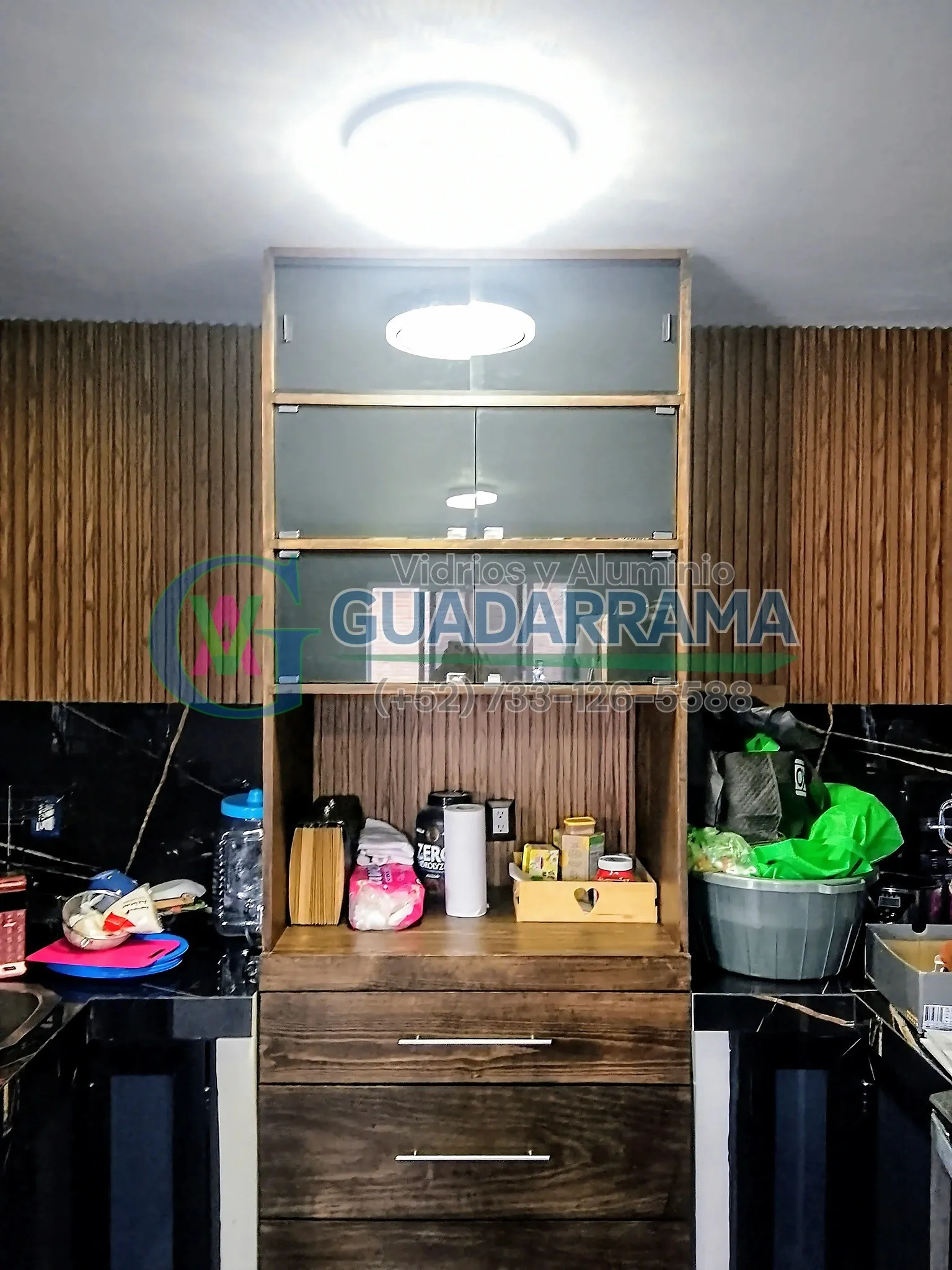 Puertas de vidrio abatibles para cocina, con vidrio filtrasol esmerilado.