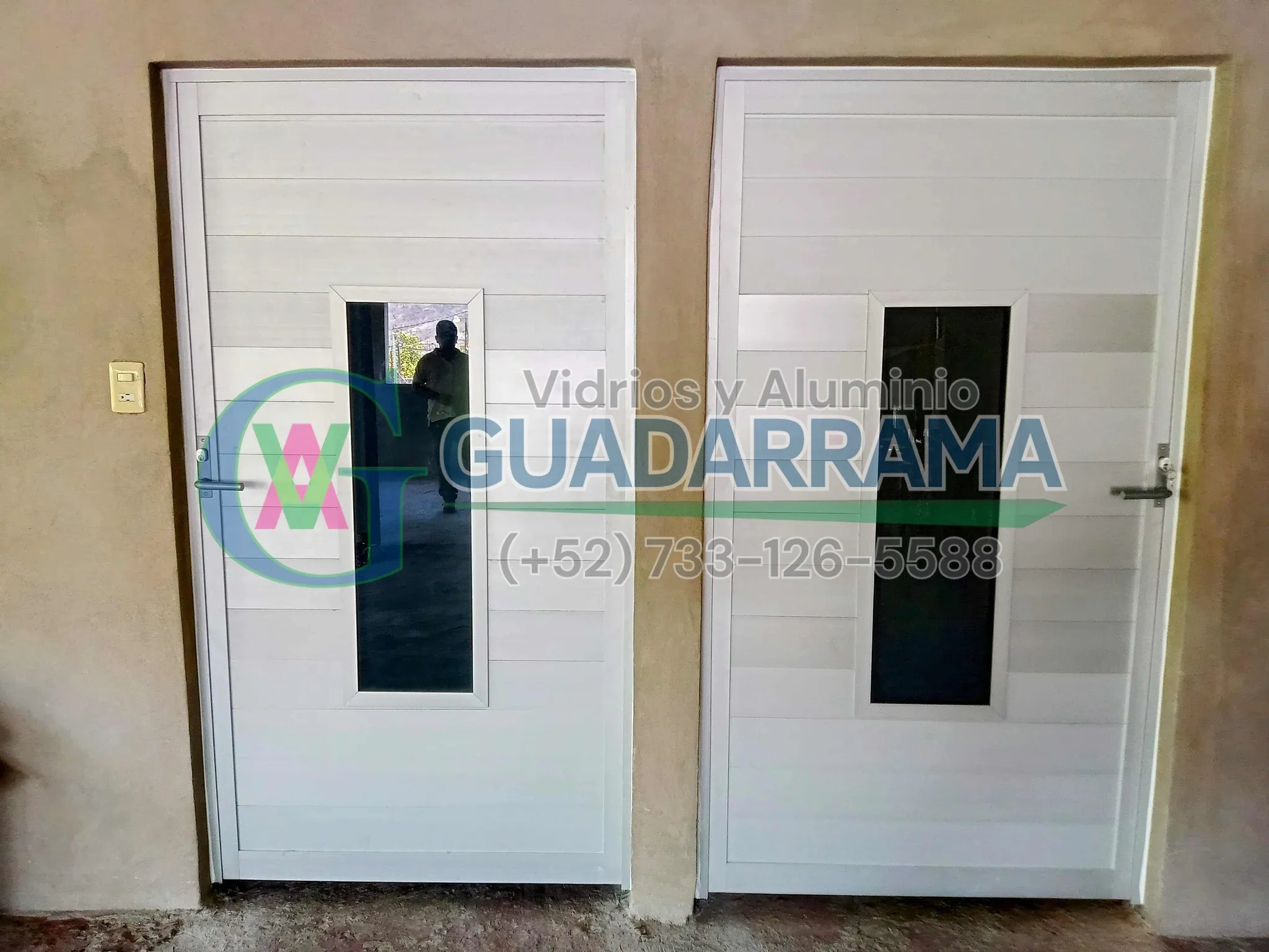 Puertas abatibles de vidrio filtrasol esmerilado, con un toque natural en la duela.