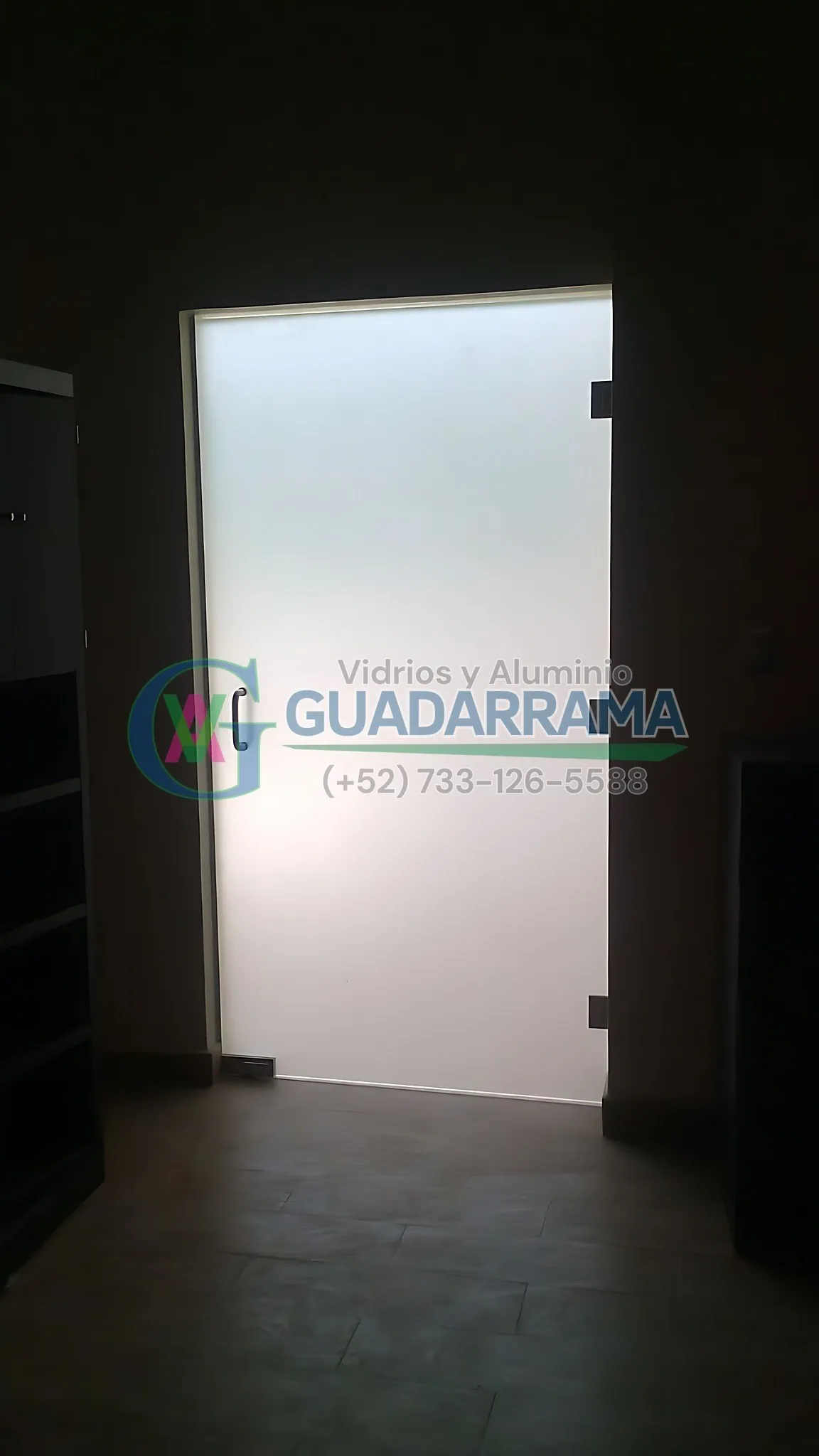 En Vidrios y Aluminio Guadarrama fabricamos puertas abatibles de cristal templado transparente con acabado esmerilado, ideal para mantener la luminosidad y la privacidad en cualqui