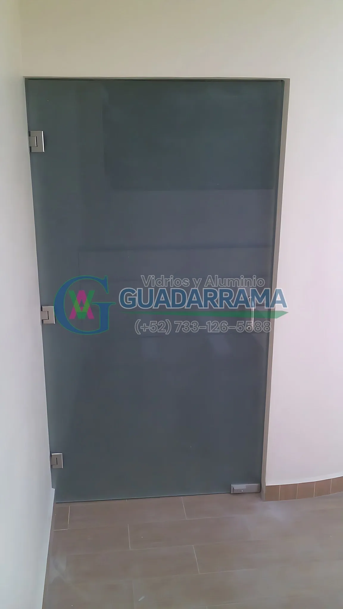 Instalamos esta puerta abatible de vidrio templado con acabado transparente y esmerilado, integrando la jaladera tipo C como detalle funcional que facilita la apertura.