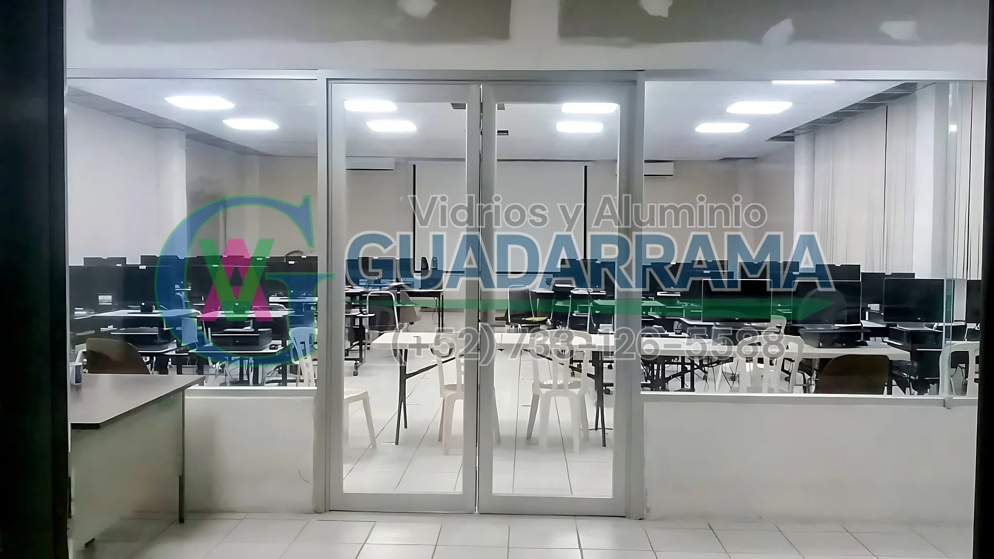 Puertas de vidrio abatibles con cancelería de aluminio, acompañadas de fijos laterales para sellar el espacio por completo.