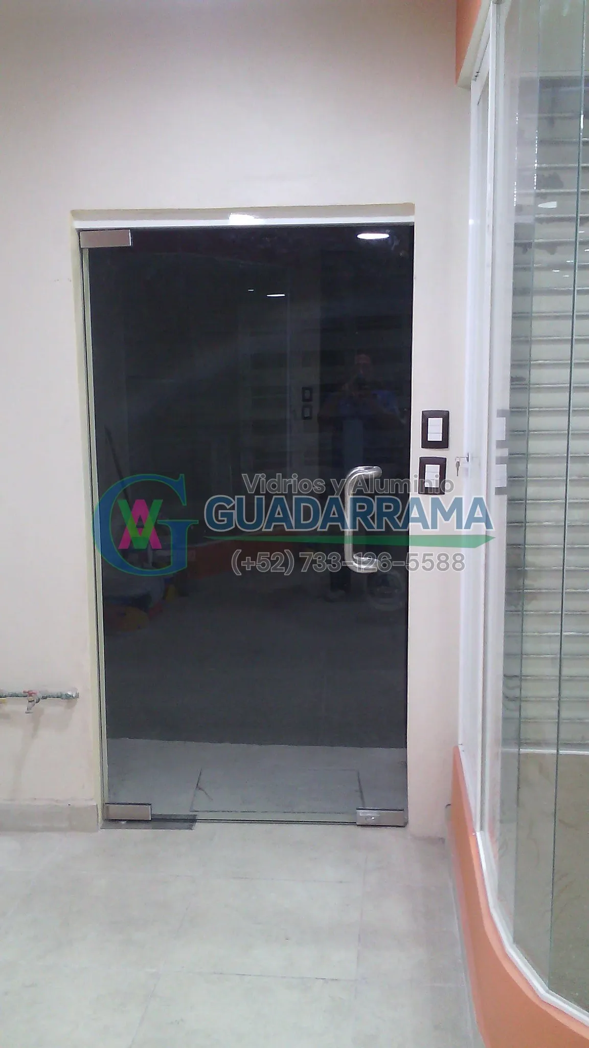 En Vidrios y Aluminio Guadarrama fabricamos puertas abatibles de vidrio templado transparente, ideales para lucir cualquier acceso exterior con la máxima resistencia y seguridad.