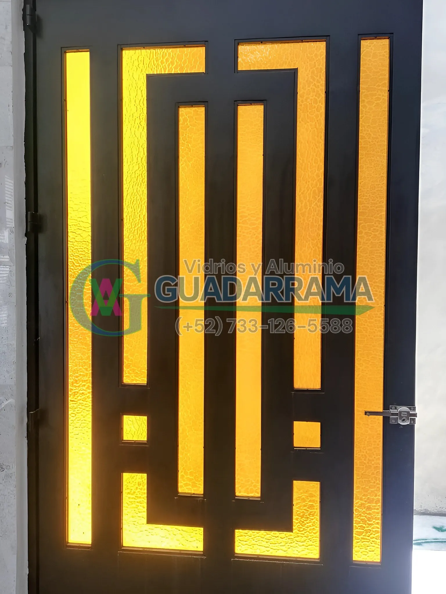 Puerta abatible en aluminio negro, ideal para divisiones interiores que combinan privacidad y luz natural.