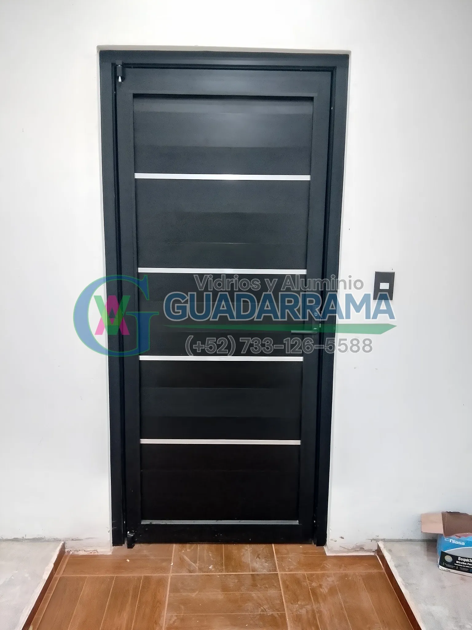 Puerta abatible en aluminio negro, una solución elegante y funcional para tus espacios.