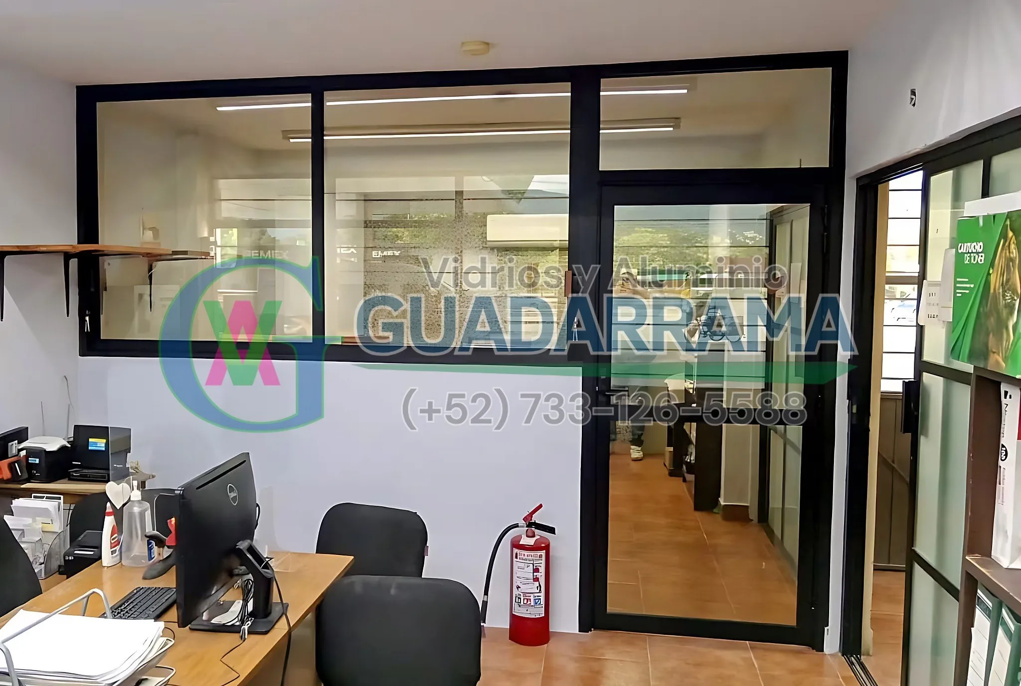 Puerta bandera para oficina con vidrio transparente y acabado negro.
