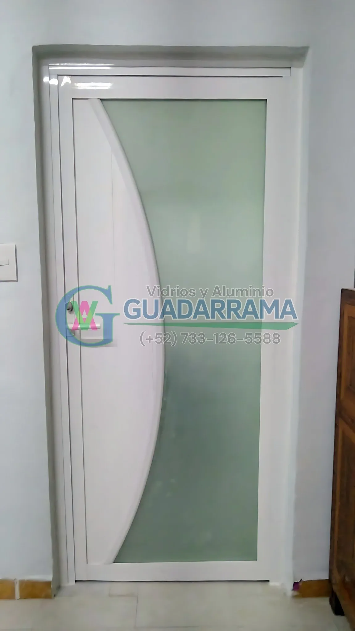 Puerta de aluminio blanco con vidrio tintex esmerilado, un detalle que combina privacidad y luz.