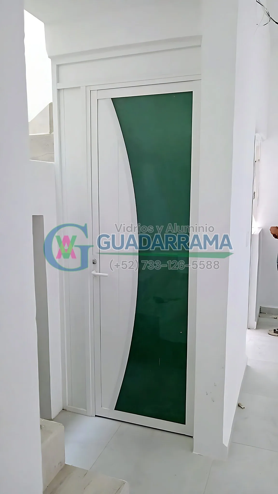 Puerta de aluminio blanco con vidrio tintex esmerilado, un toque de privacidad que no sacrifica la luz.