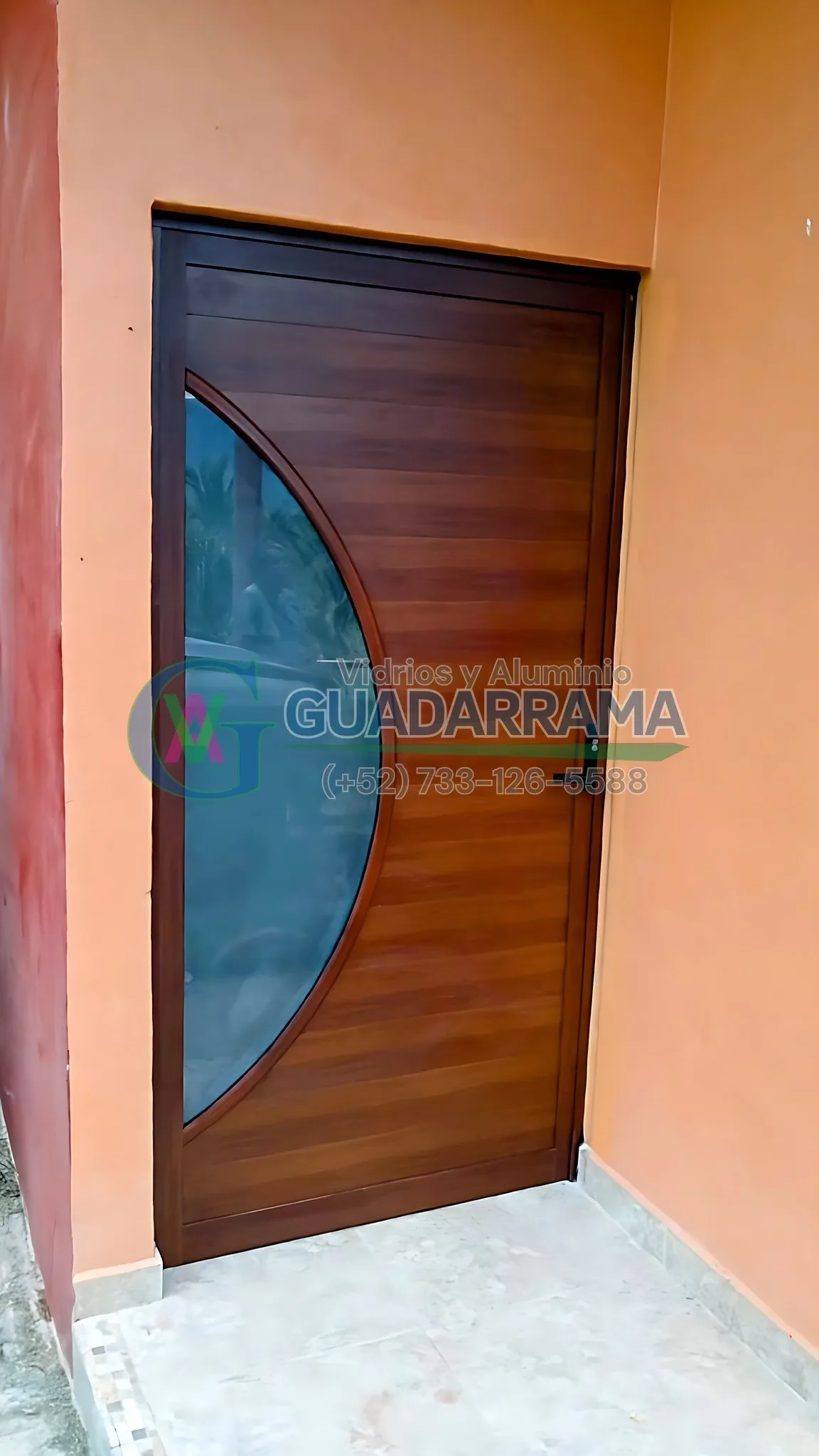 Puerta de aluminio tipo madera para exterior.