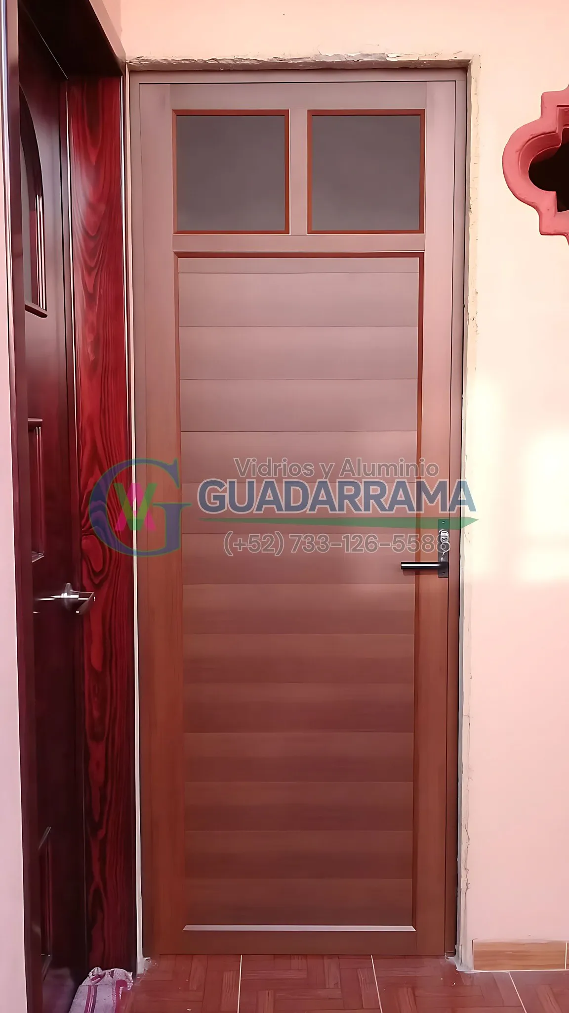 Puerta de aluminio tipo madera con vidrio tintex esmerilado.