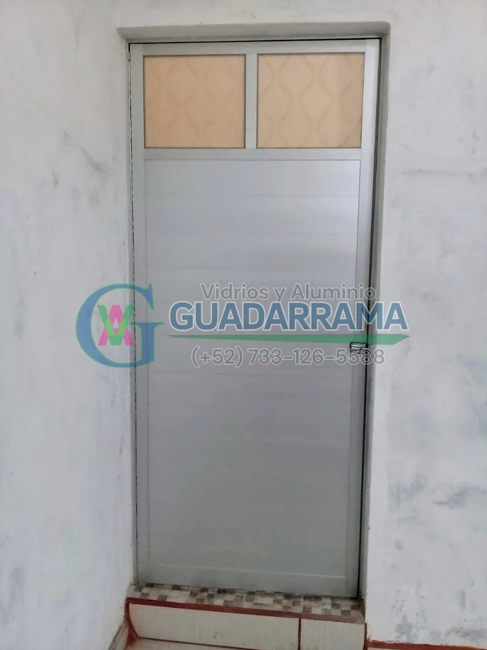 Una puerta de material natural, ideal para cualquier espacio.