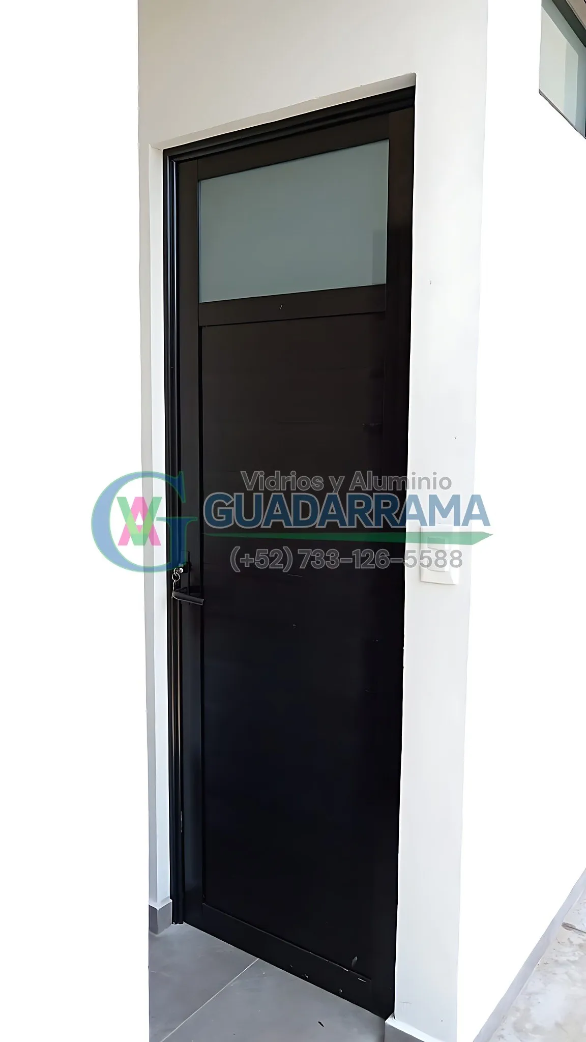 Una puerta de aluminio en color negro: elegancia, modernidad y funcionalidad en un solo diseño.