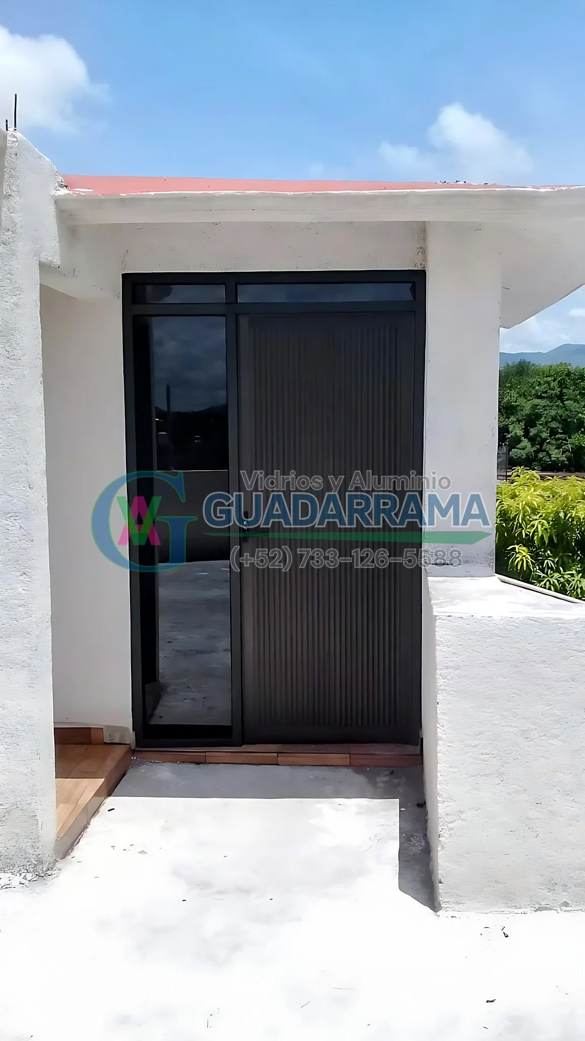 Puerta de aluminio negro para exterior, con panel de vidrio filtrasol que filtra la luz solar directa sin sacrificar luminosidad.