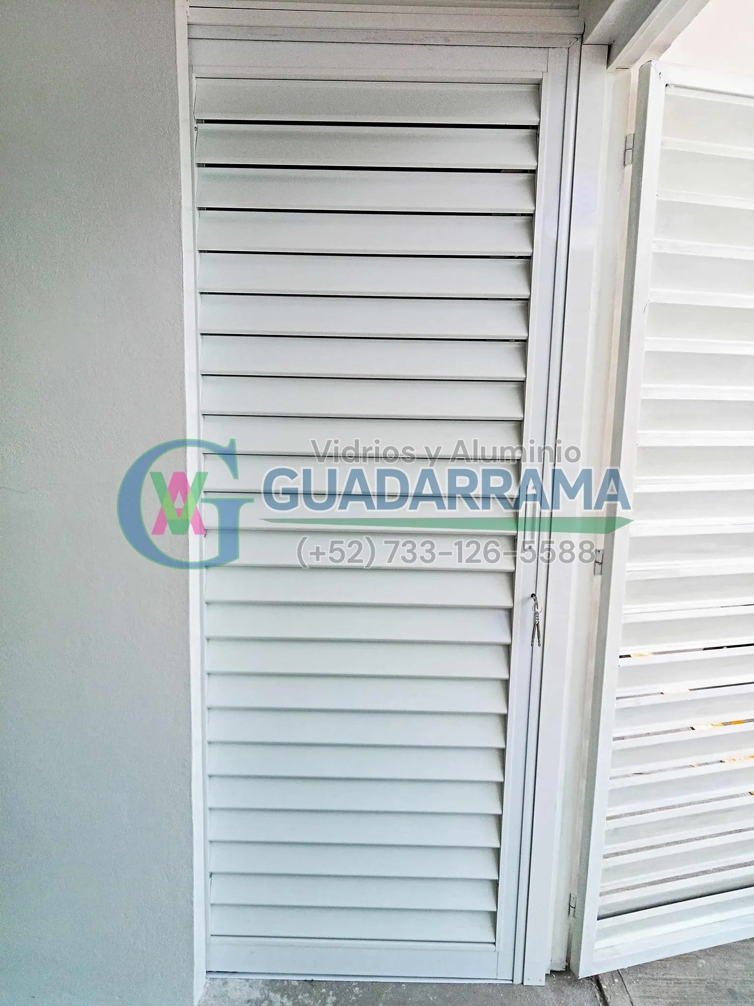 Puerta corrediza en aluminio blanco, una solución práctica y limpia para aprovechar el espacio en cualquier área.