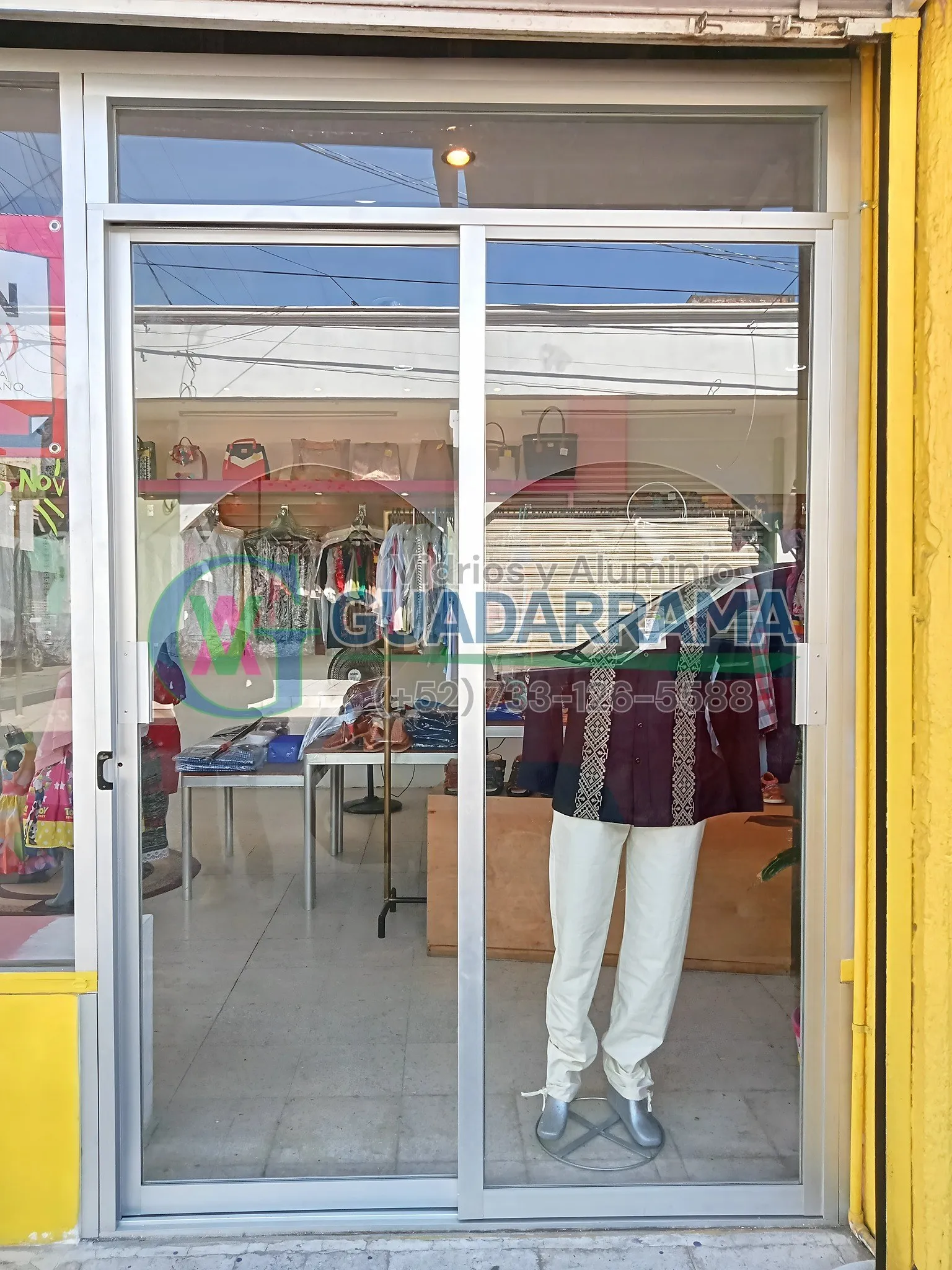 Puerta corrediza de aluminio blanco para exterior, con vidrio transparente.