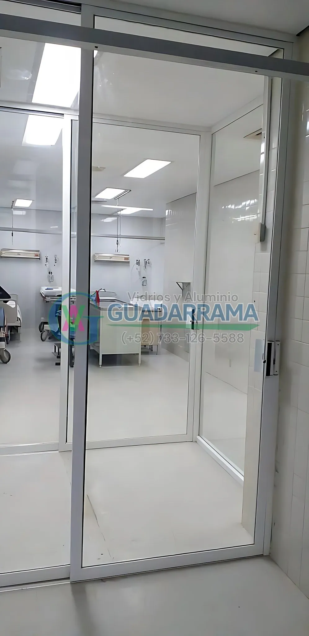 Una puerta corrediza para oficina con perfil blanco y vidrio transparente.