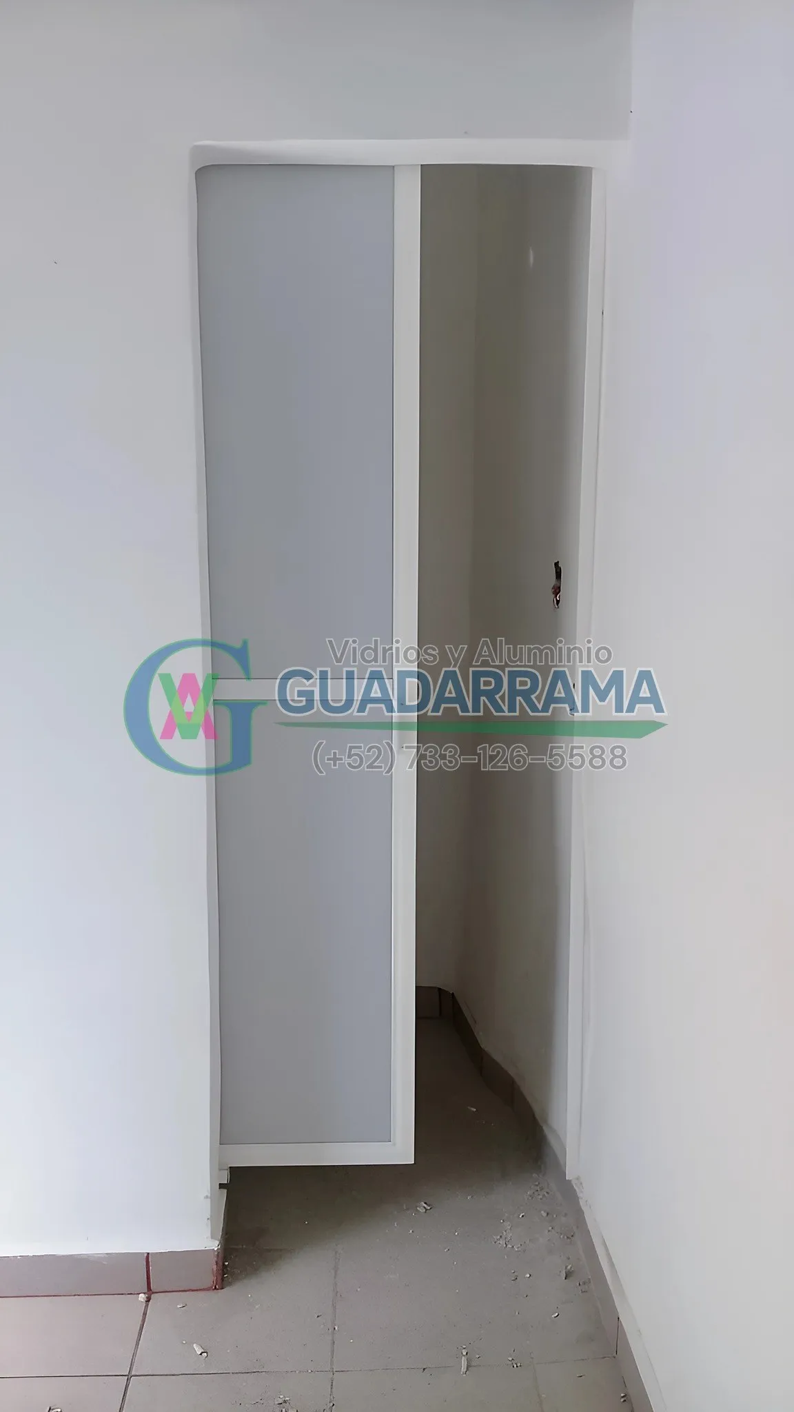 Una puerta corrediza de baño con panel de acrílico, ideal para espacios húmedos y con alto tráfico.