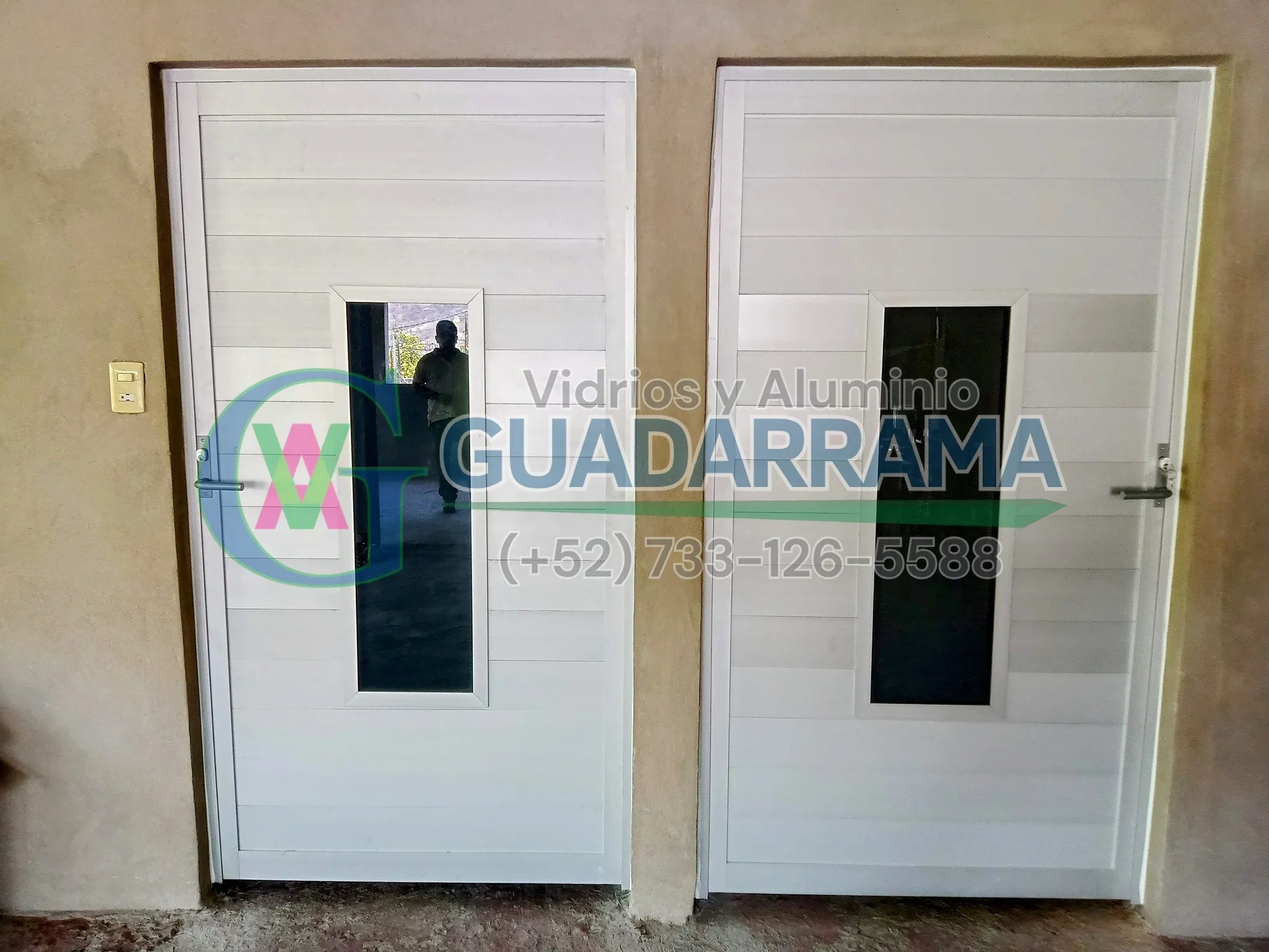 Una puerta con vidrio filtrasol: evita la luz solar directa.