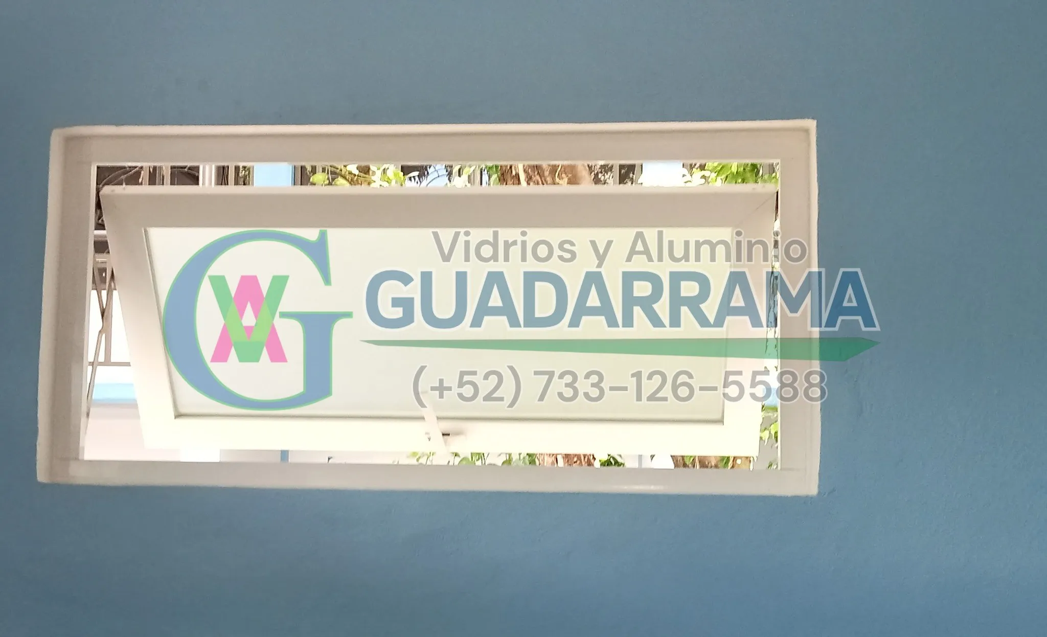 Ventana abatible de aluminio blanco con vidrio templado esmerilado tintex, ideal para el exterior.