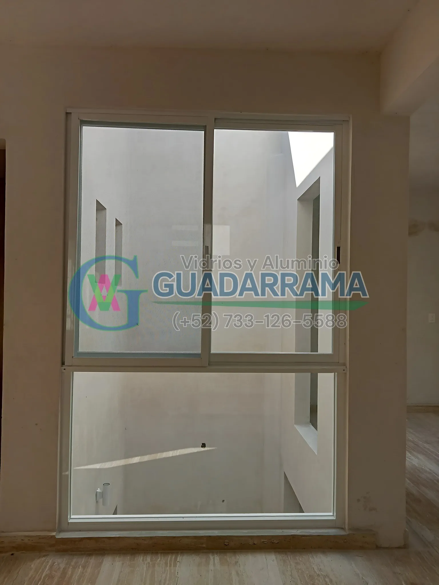 Una ventana de diseño moderno y elegante, con perfil blanco y vidrio transparente.