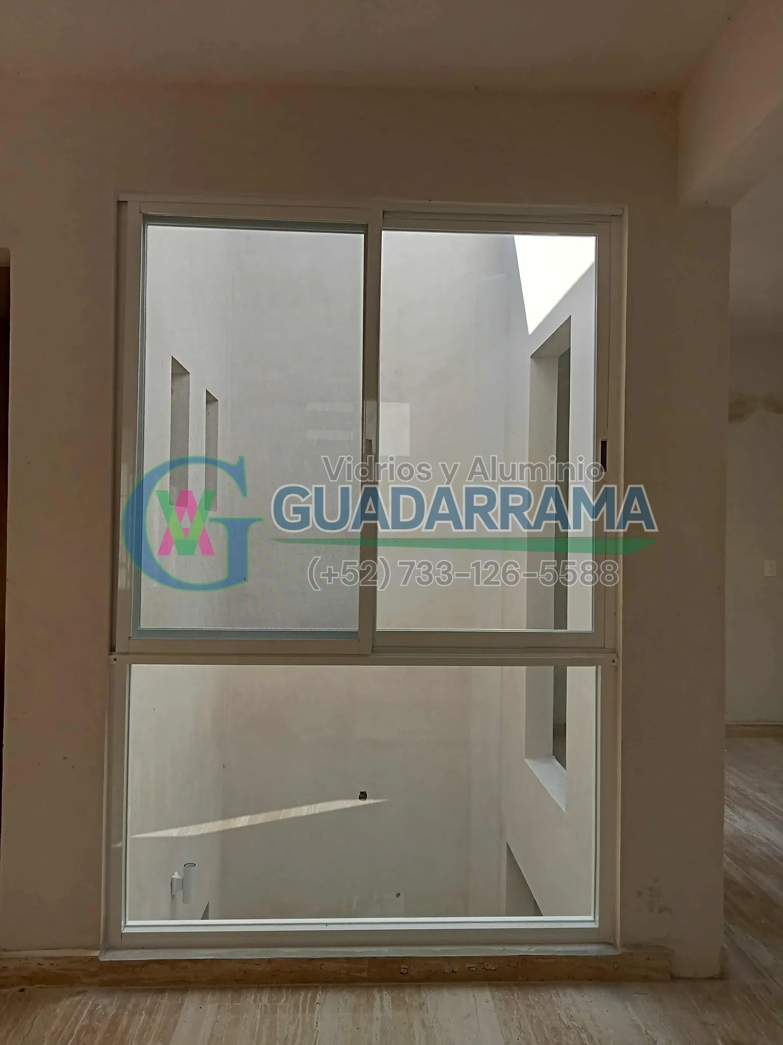 Ventana corrediza en aluminio blanco con vidrio transparente, ideal para espacios que buscan luz y ventilación.