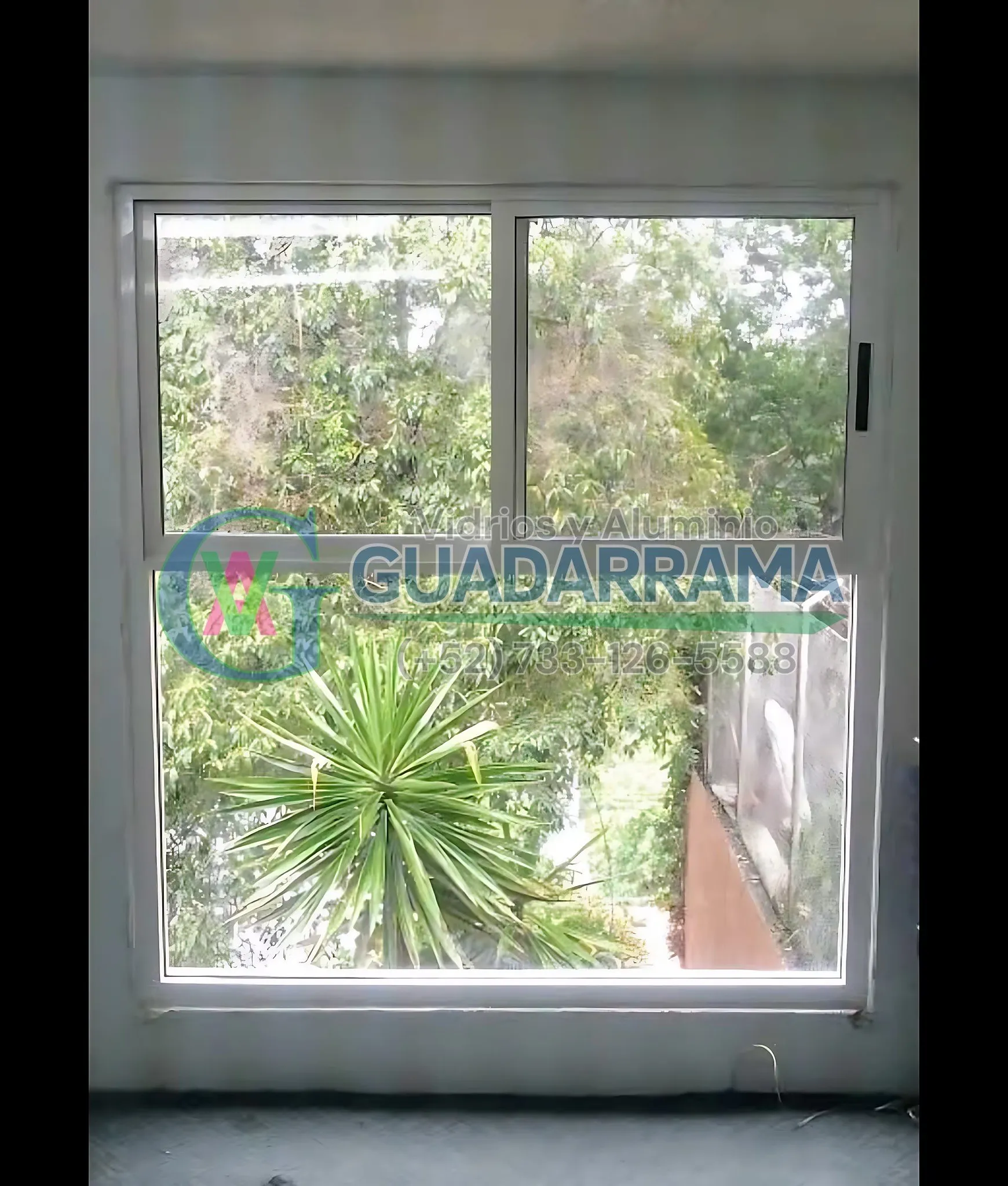 Ventana blanca con dos hojas corredizas arriba y un fijo abajo, vidrio transparente con película de seguridad.