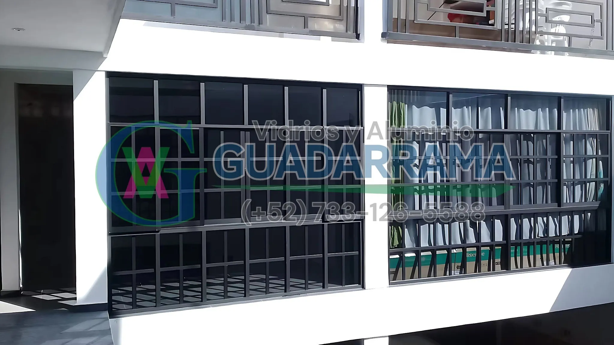 Ventana corrediza en aluminio negro con vidrio filtrasol, ideal para controlar el ingreso de luz solar sin perder visibilidad ni estilo.
