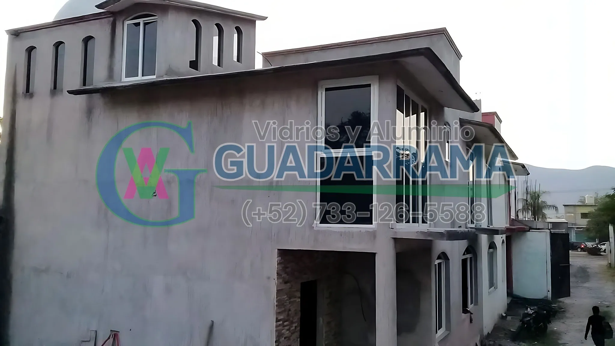 Una ventana fija de aluminio blanco, perfecta para exteriores, con vidrio filtrasol que filtra la luz solar directa.