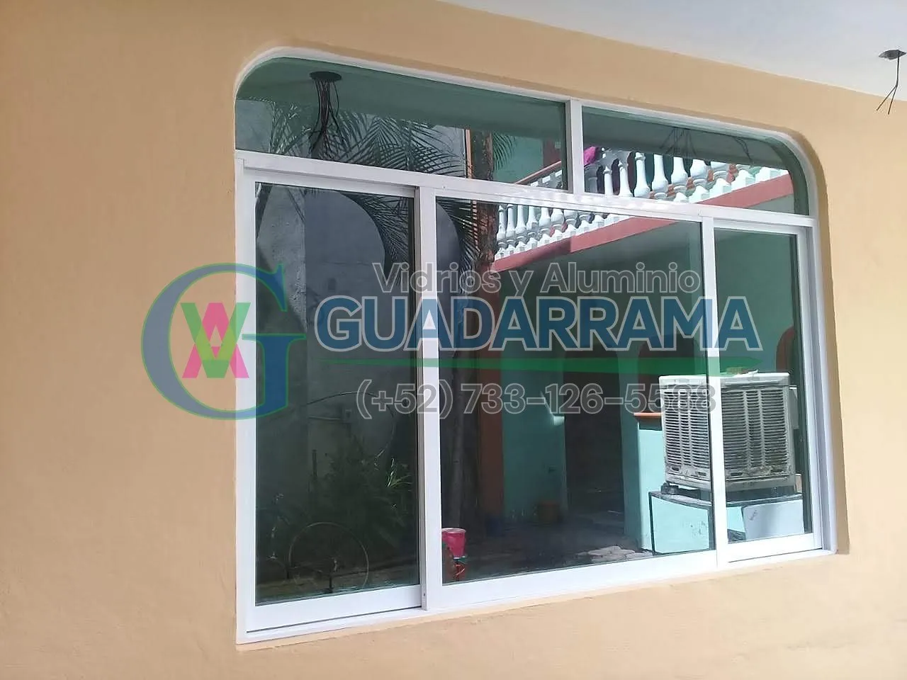 Una ventana para exterior con vidrio tintex.