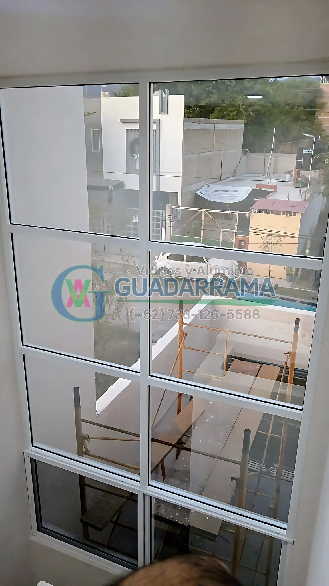 Ventana de cancel fija en aluminio blanco para exterior, con vidrio transparente.