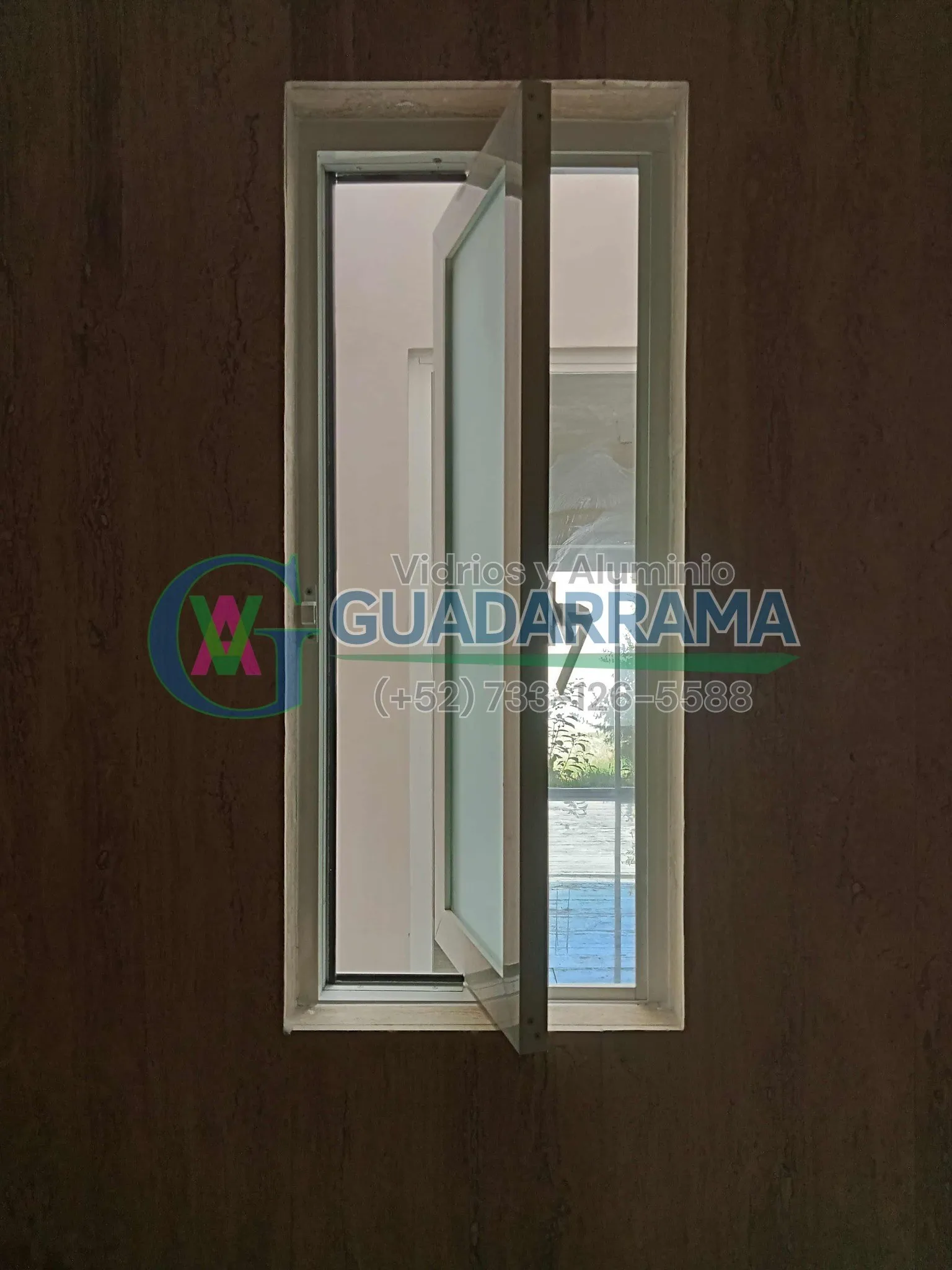 Ventana giratoria en blanco con vidrio esmerilado, ideal para mantener la privacidad y la luz natural en el baño.