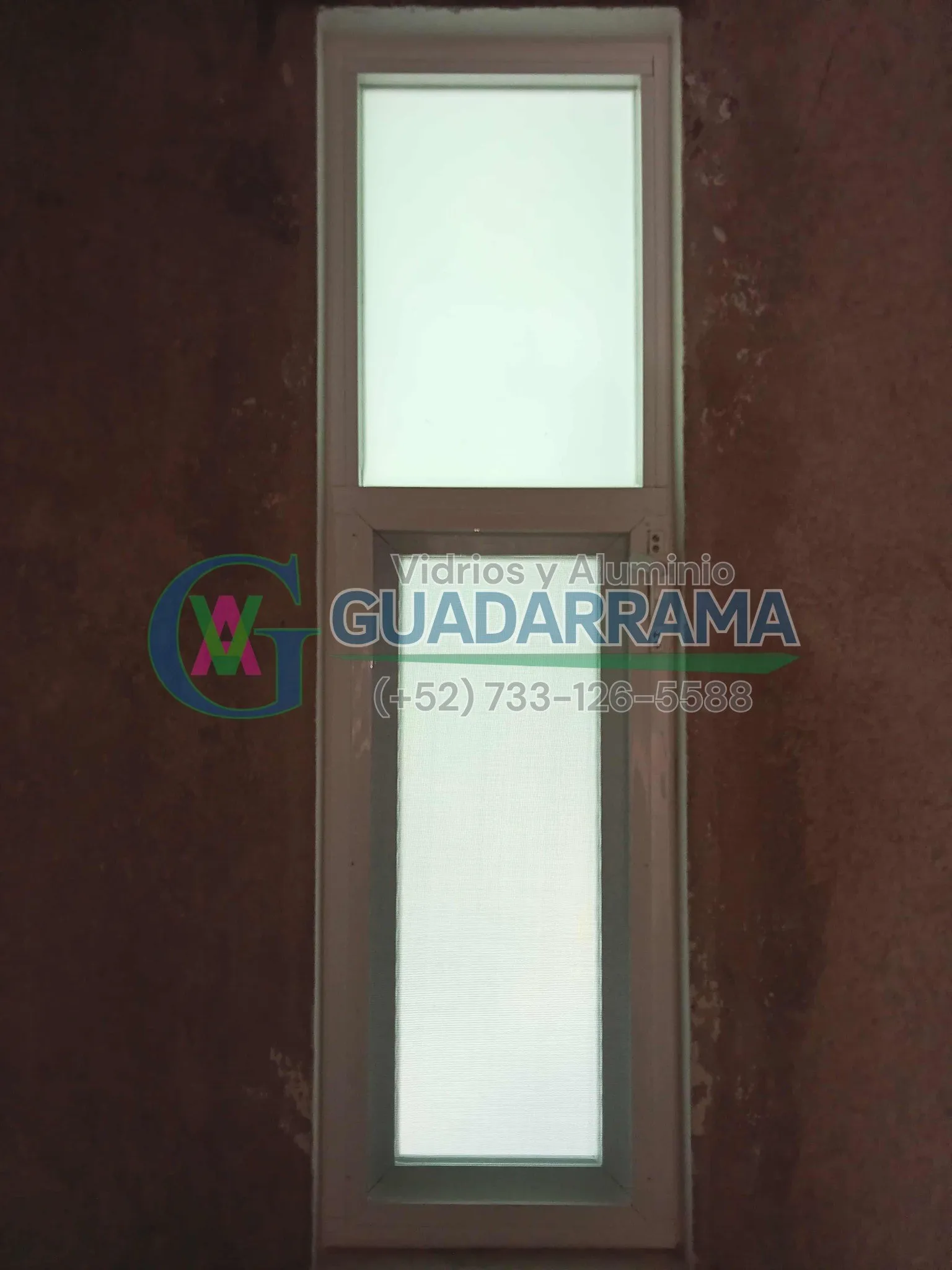 Para este baño fabricamos e instalamos una ventana proyectante en aluminio blanco, ideal para ventilar sin perder privacidad gracias a su panel de vidrio esmerilado Tintex.
