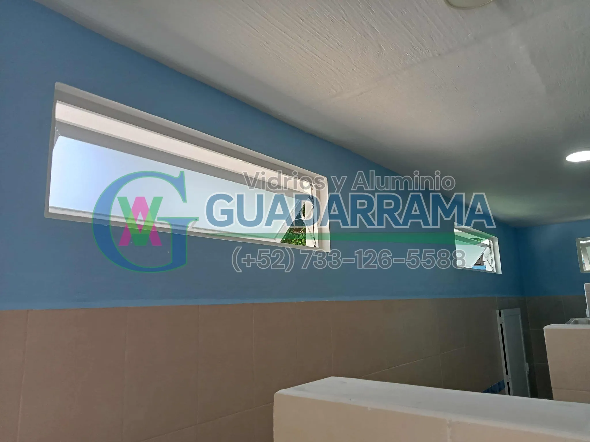 Para este baño integramos una ventana proyectante en aluminio blanco, aprovechando al máximo el vidrio esmerilado que aporta la privacidad ideal sin renunciar a la entrada de luz n