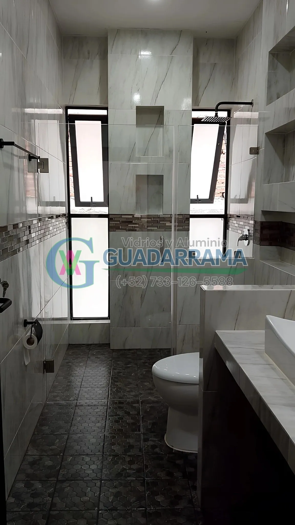 Cancel de baño en vidrio templado con puerta abatible y fijo lateral.
