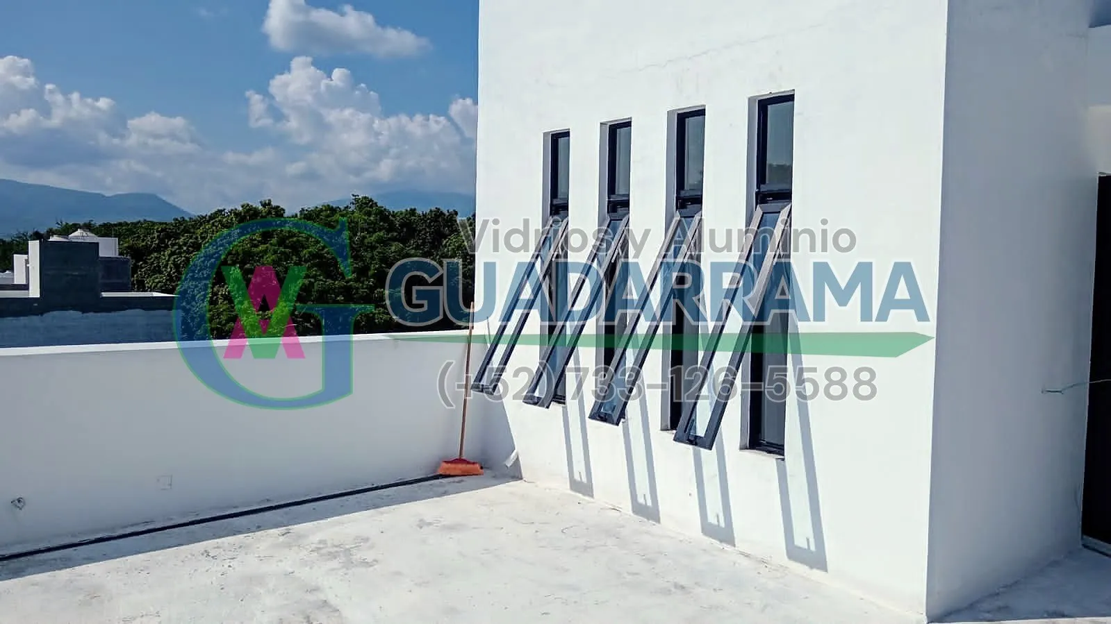 Para este exterior, instalamos una ventana proyectante en perfil de aluminio negro con vidrio transparente y película de seguridad.