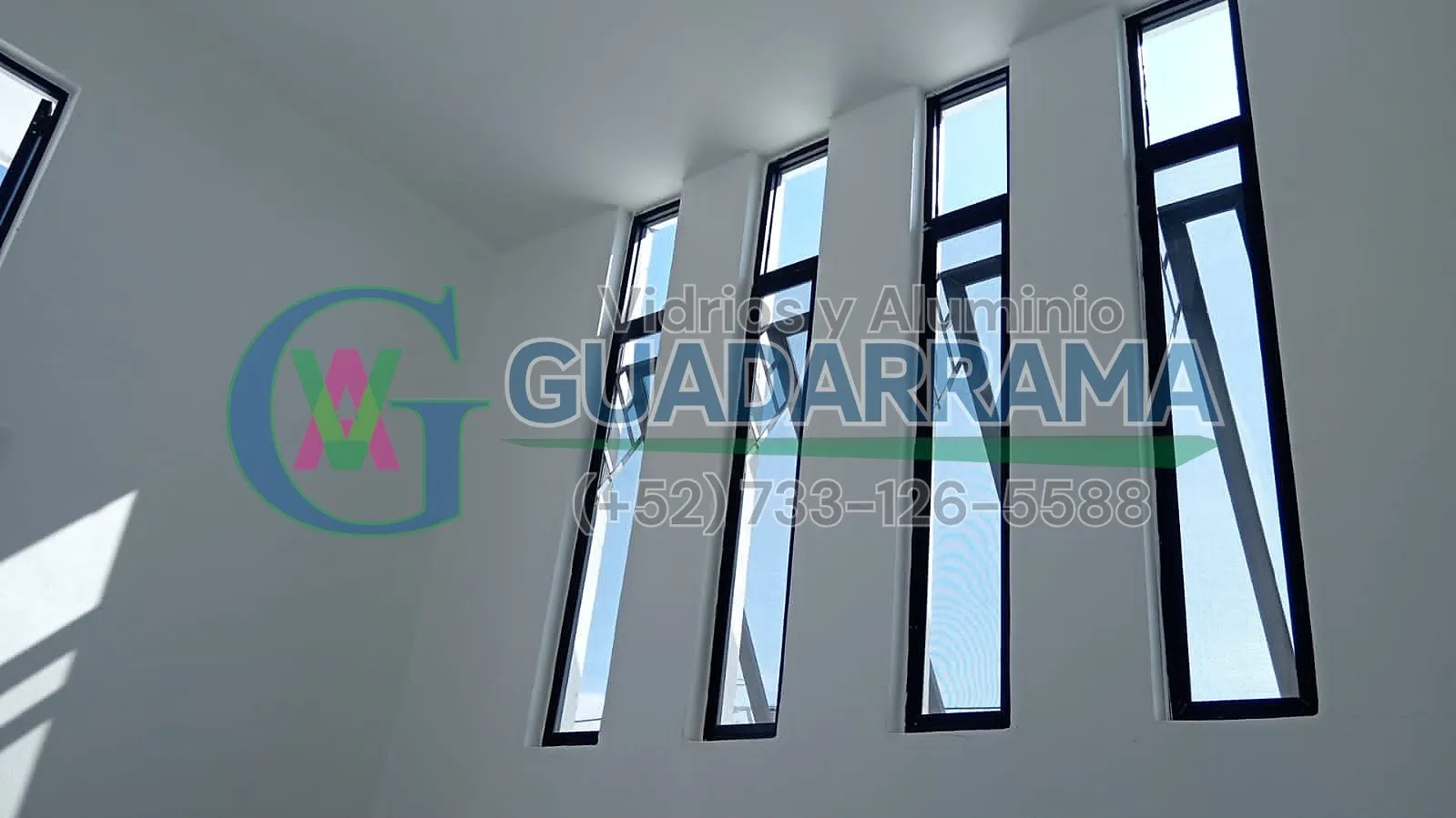 Acabamos de instalar esta ventana proyectante en color negro para exterior.