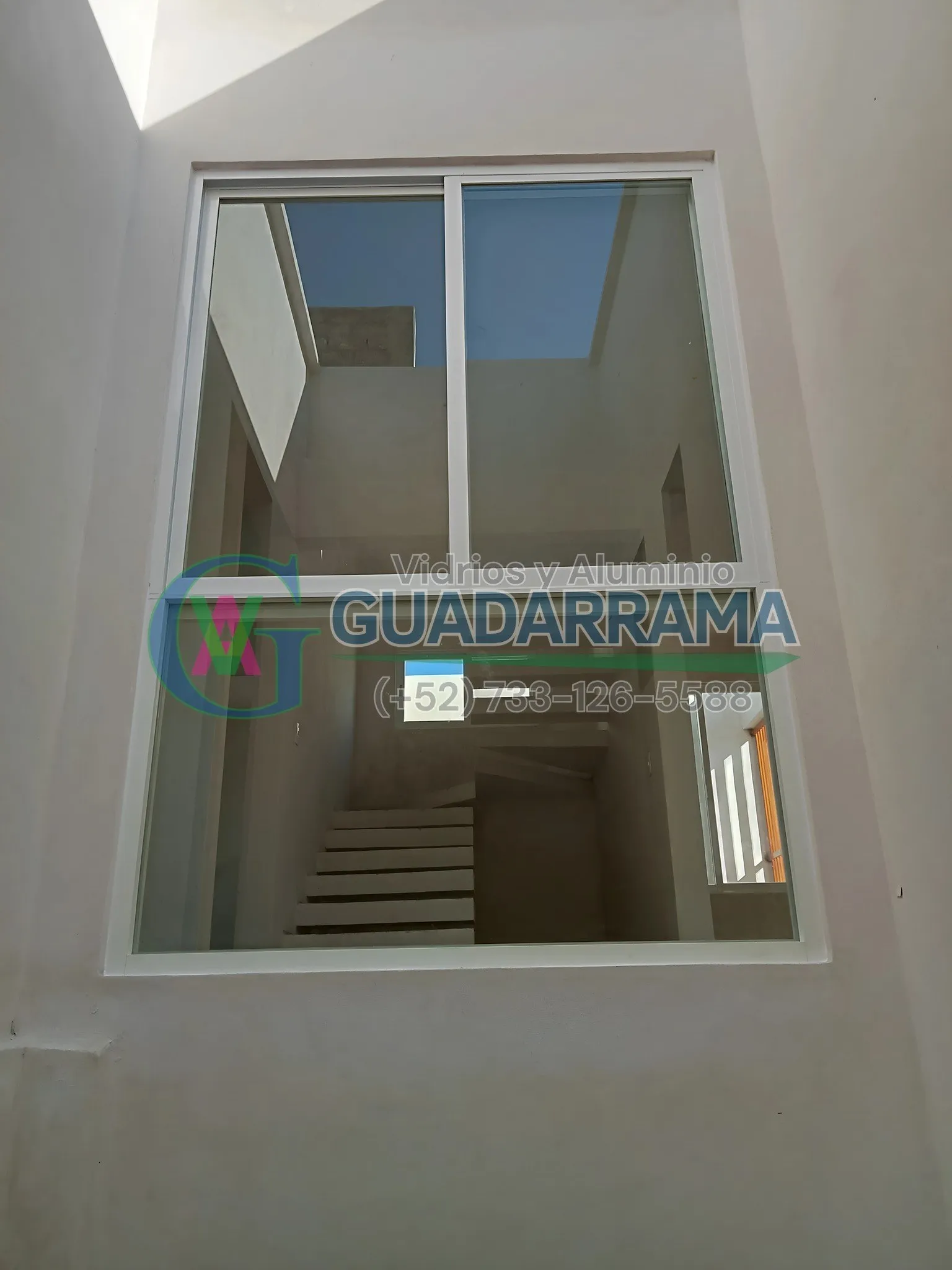 Una ventana de vidrio transparente, perfecta para dejar pasar la luz natural y mantener la conexión con el exterior.